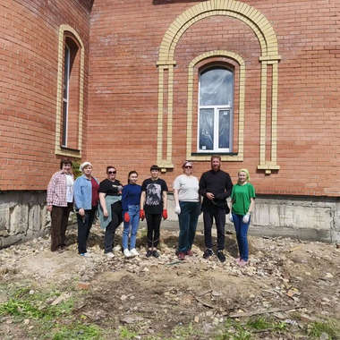Уборка у Храма Архангела Михаила в селе Глядянское