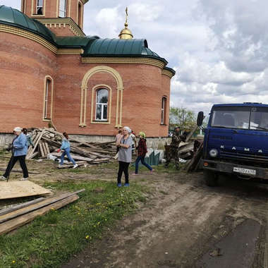 Уборка у Храма Архангела Михаила в селе Глядянское