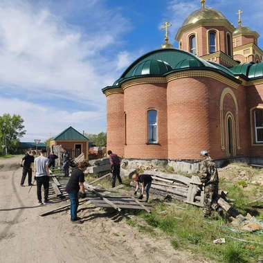 Разбираем временный забор храма в селе Глядянское