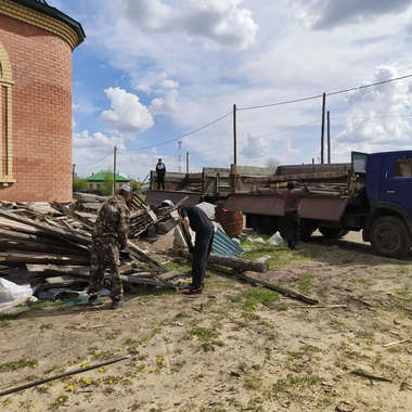 Уборка у Храма Архангела Михаила в селе Глядянское