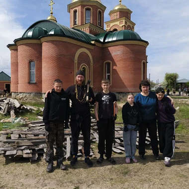 Уборка у Храма Архангела Михаила в селе Глядянское