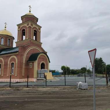 Укладка плитки у храма Архангела Михаила